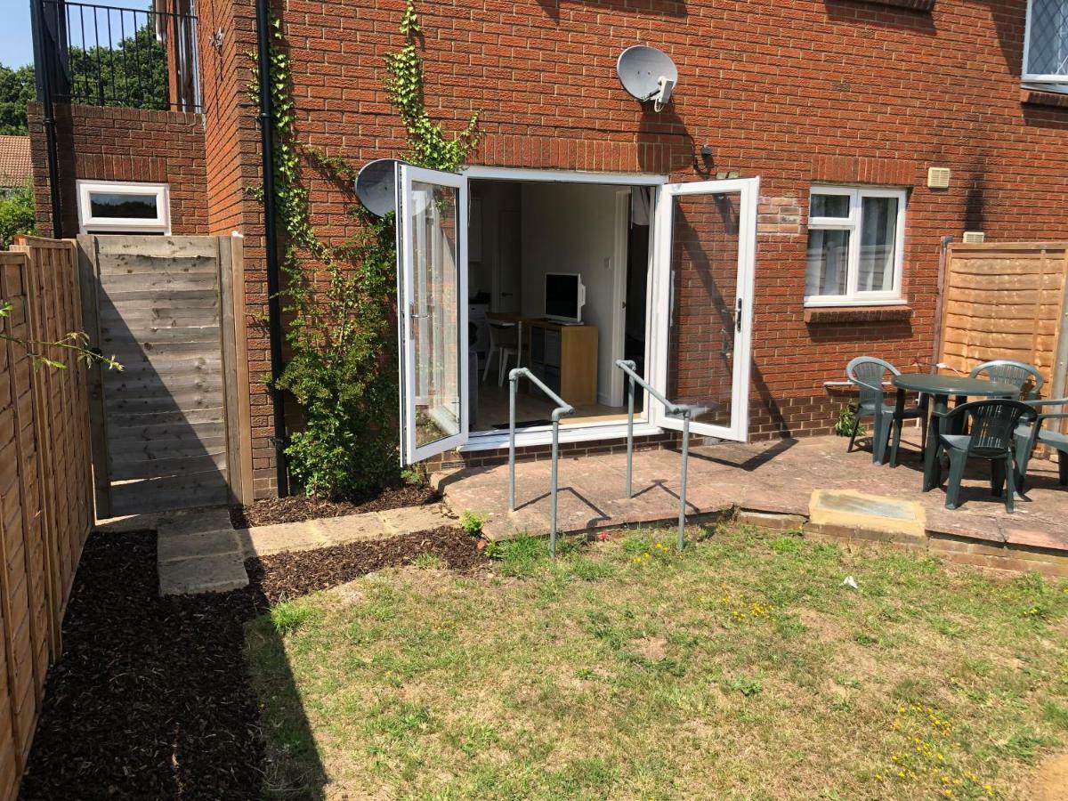 Home-From-Home - Self Catering Garden Apartment, Waterlooville Exterior foto